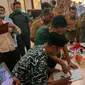 Kepala Polres Bengkalis menyaksikan penandatanganan surat perdamaian antara Suku Sakai dan perusahaan di Kabupaten Bengkalis. (Liputan6.com/M Syukur)