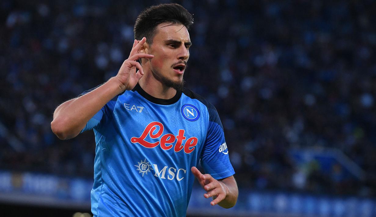 Eljif Elmas didatangkan RB Leipzig dari Napoli dengan nilai transfer 24 juta euro atau setara Rp408 miliar. Gelandang serang Makedonia Utara berusia 24 tahun tersebut terikat kontrak selama 4,5 tahun hingga 30 Juni 2028. (AFP/Tiziana Fabi)