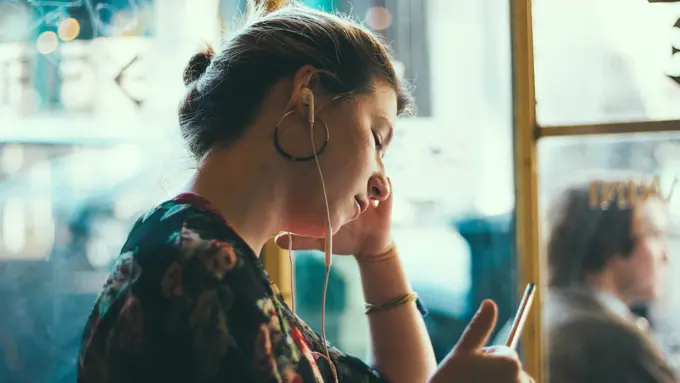 Headset/unsplash siddharth