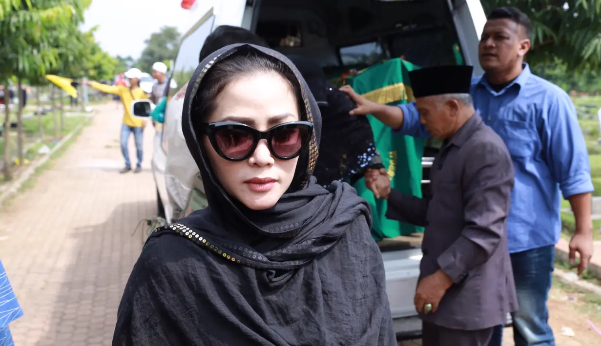 Ibunda Kristina, Dariyah Sukiswo meninggalkan enam orang anak dan 14 cucu. Dariyah dikebumikan di TPU Tanah Merah, Pondok Kopi, Jakarta Timur, Minggu (10/7/2016). (Galih W. Satria/Bintang.com)
