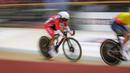 Pebalap Sepeda Indonesia, Ayustina Delia Priatna berkompetisi pada nomor omnium putri UCI Track Nations Cup 2023 di Jakarta International Velodrome, Rawamangun, Jakarta, Minggu (26/02/2023). (Bola.com/Bagaskara Lazuardi)