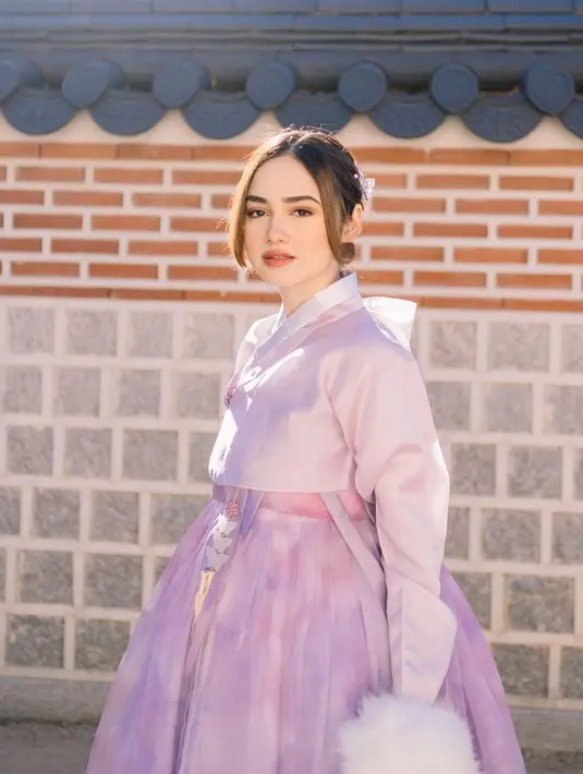 Saat musim dingin, hanbok yang dikenakan Syifa Hadju pun memiliki detail bulu-bulu hangat pada bagian bawah lengan. Agar membuatnya lebih hangat. [@syifahadju]