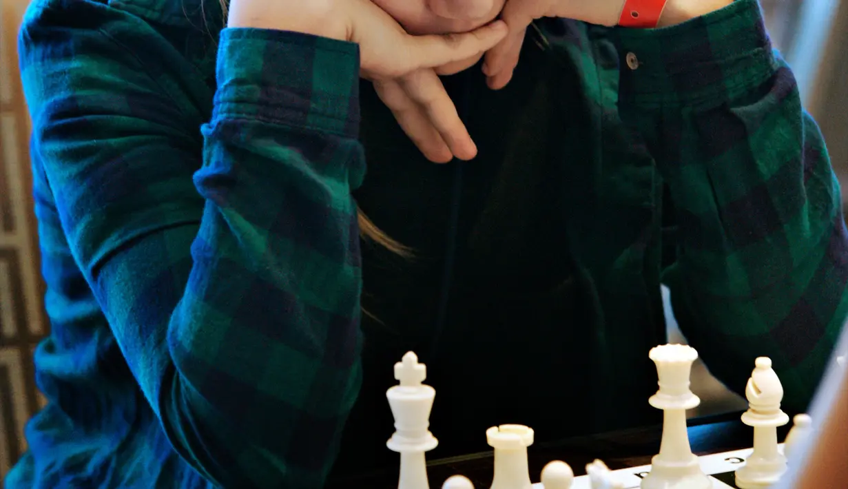 Pemain catur remaja berusaha fokus saat mengikuti Kejuaraan Catur Remaja Dunia 2017-FIDE di Montevideo (25/9). Dalam kejuaran catur dunia ini diikuti oleh 400 peserta dari 53 negara. (AFP Photo/Panta Astiazaran)
