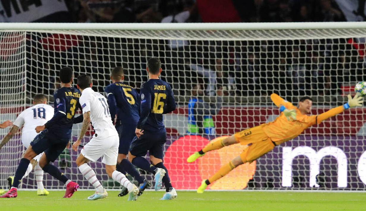 Penyerang Paris Saint-Germain, Angel Di Maria, mencetak gol ke gawang Real Madrid pada laga Liga Champions di Stadion Parc des Princes, Rabu (18/9/2019). PSG menang 3-0 atas Real Madrid. (AP/Francois Mori)