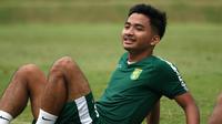 Pemain baru Persebaya Surabaya, Hambali Tolib, tampak rileks saat latihan di Lapangan Yogyakarta Independent School, Sleman, Kamis (23/1). Latihan ini persiapan jelang Liga 1 Indonesia 2020. (Bola.com/Aditya Wany)