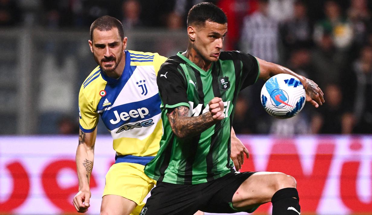 <p>Pertandingan Liga Italia di Mapei Stadium ini tidak berjalan mudah bagi Juve. Sassuolo tampil percaya diri dan lebih dominan sejak babak pertama, skuad Nyonya Tua sempat kocar-kacir. (AFP/Marco Bertorello)</p>