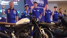 Pembalap binaan Yamaha Racing Indonesia, Galang Hendra bersama duo Monster Yamaha MotoGP, Maverick Vinales dan Valentino Rossi dalam meet and greet di Jakarta, Selasa (4/2/2020). (Bola.com/Hendry Wibowo)