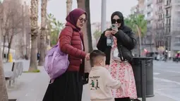 Dalam perjalanan ini, Livia juga menikmati momen seru bersama rombongan. Ia tampak bahagia berdiri di samping Nagita Slavina, yang mengenakan jaket merah dan mendorong stroller Rayyanza. Kebersamaan dengan Sus Rini dan tim lainnya semakin menambah kesan hangat dalam perjalanan. (Liputan6.com/IG/@liviajunitaa)