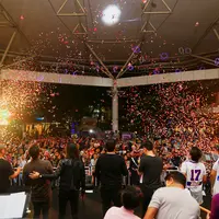 Di ulang tahunnya yang pertama, bintang.com merayakannya dengan suatu suguhan yang spesial. Lewat konser bertajuk 3 Generasi, tampil beberapa musisi ternama yang telah meramaikan industri entertainment tanah air. (Adrian Putra/Bintang.com)