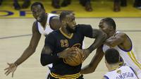Forward Cleveland Cavaliers, LeBron James, dijaga tiga pemain Golden State Warriors pada Gim 2 Final NBA 2017 di Oakland, 4 Juni. (AP Photo/Ben Margot)