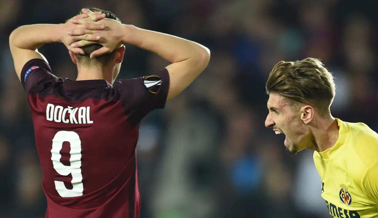 Pemain Villarreal, Samuel Castillejo (kanan), mencetak satu gol saat timnya mengalahkan Sparta Praha pada perempat final Liga Europa di Praha, Republik Ceska, (14/4/2016). (EPA/Filip Singer)