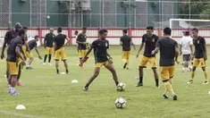 Pemain Bhayangkara FC, Muhammad Hargianto, berusaha merebut bola saat latihan jelang laga Piala Indonesia 2019 di Stadion PTIK, Jakarta, Kamis (31/1). Bhayangkara FC akan berhadapan dengan PSBL Langsa. (Bola.com/M. Iqbal Ichsan)