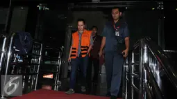 Triswara Dhanu Brata berjalan meninggalkan gedung KPK usai menjalani pemeriksaan, Jakarta, Rabu (18/1). Triswara diperiksa sebagai tersangka suap yang menyeret mantan Wali Kota Cimahi dua periode Mohammad Itoch Tochija. (Liputan6.com/Helmi Affandi)