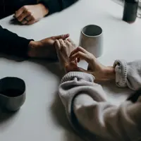 Ilustrasi pasangan bergandeng tangan untuk mempertahankan hubungan | copyright unsplash.com/Priscilla Du Preez 🇨🇦
