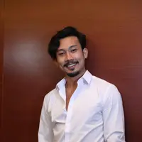 Atlet basket yang kini menekuni akting dan presenter, Denny Sumargo bermain bersama aktris papan atas, Christine Hakim, Deddy Oetomo, Dian Sastrowardoyo, Acha Septiasa dan beberapa nama lainnya dalam film Kartini. (Nurwahyunan/Bintang.com)