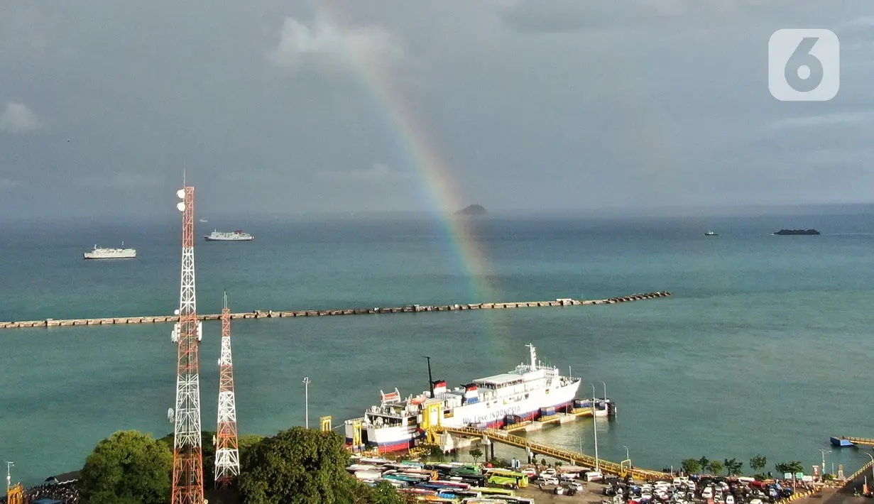 <p>Keindahan pelangi saat menghiasi langit Pelabuhan Merak, Banten, Sabtu (30/4/2022). Kemunculan pelangi tersebut menjadi pemandangan yang indah bagi para pemudik yang ingin menyebrang ke pulau Sumatra. (Liputan6.com/Angga Yuniar)</p>