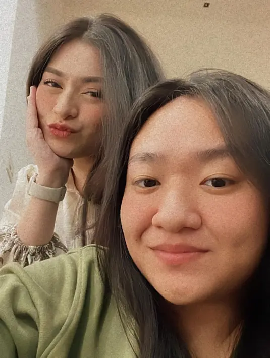 Beberapa hari lalu, saudaranya pun sempat mengunggah potret selfie bersama Nathalie Holscher. Pose senyum dan duck face dengan outfit kasual, keduanya memamerkan kedekatan. Foto: Instagram.