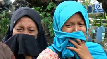 Korban miras oplosan dimakamkan di Surabaya, Jawa Timur. Selama pemakaman, keluarga tidak bisa menyembunyikan kesedihannya.