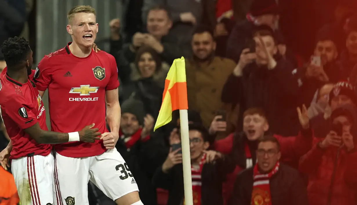 Gelandang Manchester United, Scott McTominay (kanan) berselebrasi usai mencetak gol ke gawang Club Brugge  pada leg kedua 32 besar Liga Europa di Old Trafford, Inggris, Kamis, (27/2/2020). MU menang telak 5-0 atas Club Brugge. (AP Photo/Dave Thompson)