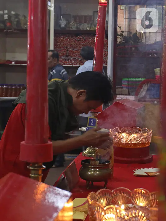 Warga keturunan Tionghoa melaksanakan sembahyang di Vihara Amurva Bhumi, kawasan Karet Semanggi, Jakarta, Jumat (24/1/2020) malam. Ibadah tersebut dalam rangka menyambut Tahun Baru Imlek 2571/2020. (Liputan6.com/Herman Zakharia)
