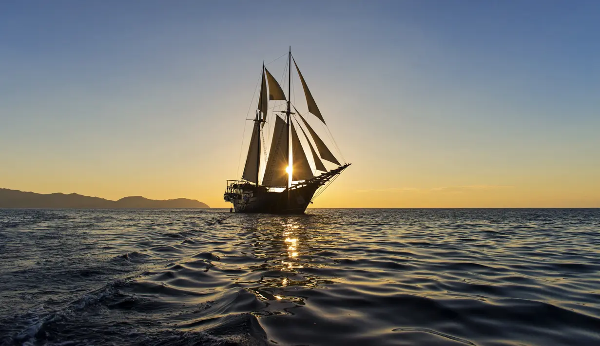 Perjalanan dilanjutkan menggunakan kapal layar Phinisi tua dari Amandira. Kapal pesiar seluas 52 meter yang dirancang khusus menggunakan kayu keras lokal. Menampilkan tiga kabin dengan kamar mandi dalam.