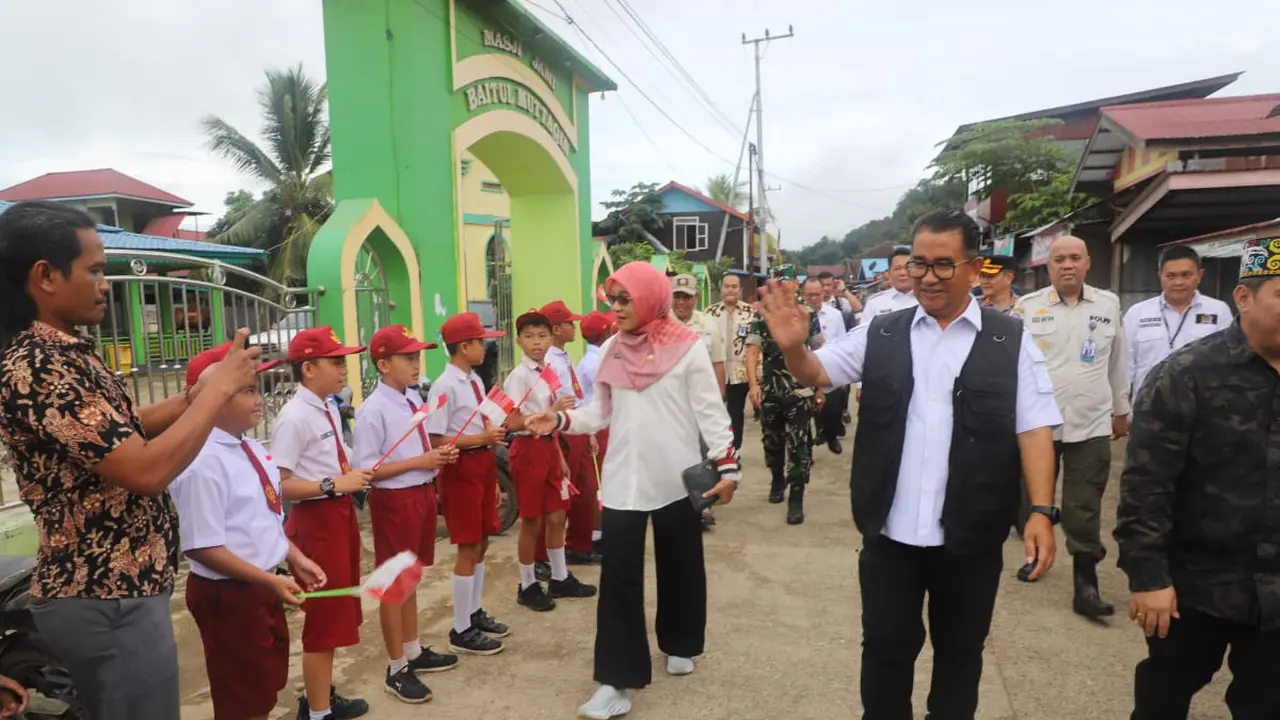 Kunjungi Mahakam Ulu, Pj Gubernur Kaltim Semangati Generasi Muda dan Salurkan Berbagai Bantuan