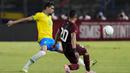 Brasil memang tampil dominan dalam laga ini. Mereka menguasai 62 persen penguasaan bola berbanding 38 milik Venezuela. (AP/Ariana Cubillos)