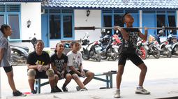 Seorang anak berusaha mengangkat besi disaksikan rekan-rekanya saat berlatih di Padepokan Gajah, sebuah akademi swasta di Pringsewu, Kabupaten Lampung, Sumatera Selatan (7/11). (AFP Photo/GOH Chai Hin)