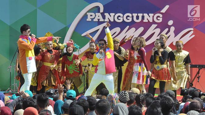 Suasana kemeriahan Panggung Gembira di Semarang, Jawa Tengah, Sabtu (15/12). Penonton menikmati penampilan sejumlah penyanyi dangdut dengan berjoged bersama. (Liputan6.com/Gholib)