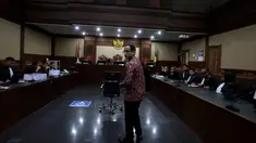 Mantan Menteri Pendidikan, Kebudayaan, Riset, dan Teknologi (Mendikbudristek), Nadiem Anwar Makarim, sesaat sebelum dimulainya sidang pembacaan tuntutan di Pengadilan Tindak Pidana Korupsi Jakarta, Rabu 13 Mei 2026. (Kapanlagi.com/Budy Santoso)