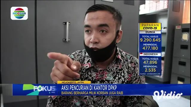 Pelaku hanya butuh waktu tak lebih dari 2 menit untuk mengambil tas isi laptop milik karyawan Dinas Perumahan dan Kawasan Permukiman Mojokerto. Pelaku yang mengenakan jaket hitam ini masuk ke dalam kantor dengan santai dan tenang.