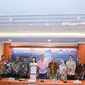 Penghargaan diserahkan  kepada Ibu Fitria Yusuf selaku Komisaris Utama PT Girder Indonesia di Gedung Citra Marga Jakarta (22/3/2024)