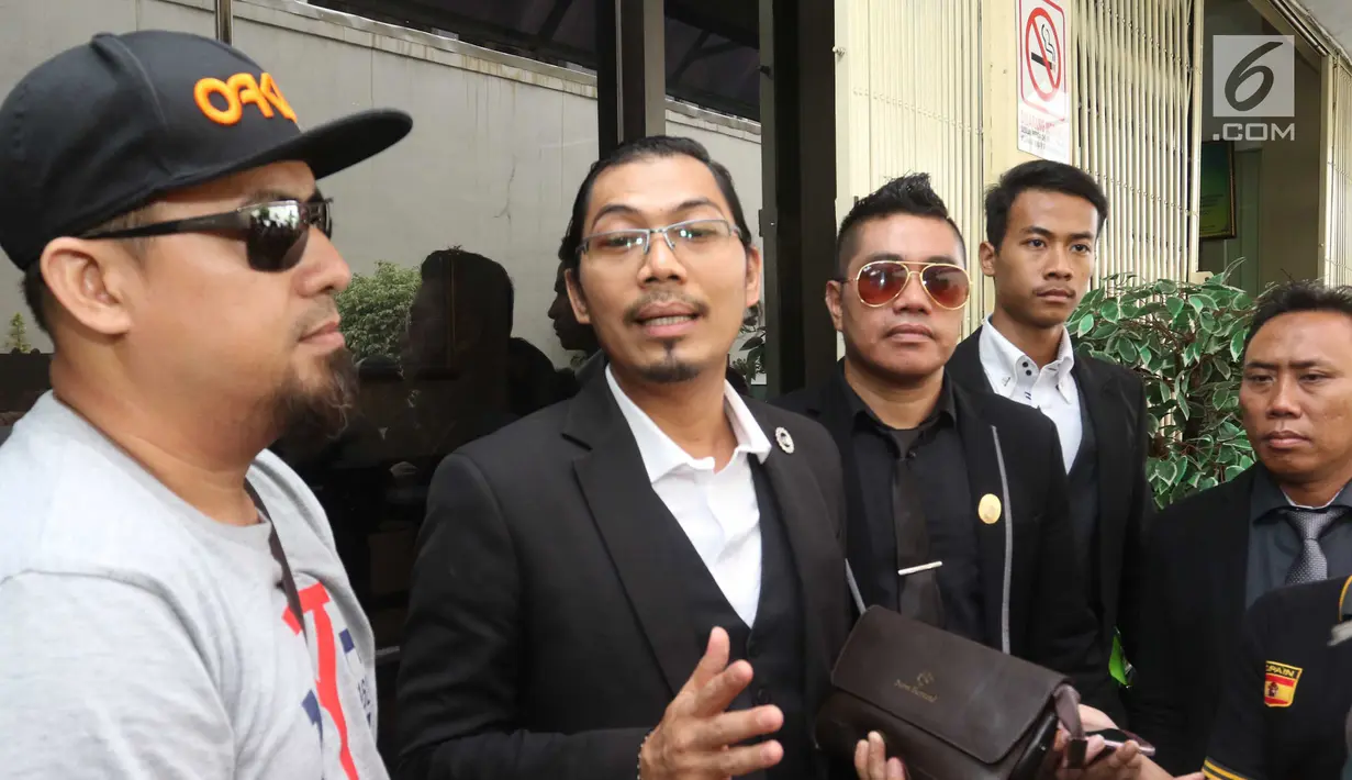 Pengacara pedangdut Saipul Jamil, Deddy DJ (tengah) memberi pernyataan di PN Jakarta Utara, Senin (21/1). Deddy menyebut Saipul Jamil akan menghirup udara segar dua bulan ke depan. (Kapanlagi.com/Bayu Herdianto)