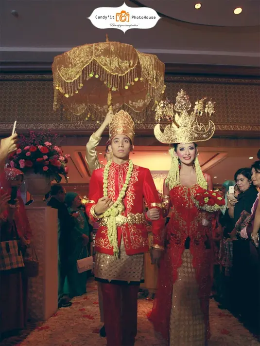 Awal Mei, Riphat mengungkapkan isi hatinya. Ia juga ingin segera menikah, namun ditentang oleh kedua orangtua Poppy. Saat itu, Poppy sedang melejit dibeberapa sinetron. (dok. Pribadi/Bintang.com)