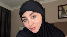 Pesona wanita keturunan Pakistan-Sunda ini kian terpancar dalam balutan hijab warna hitam. Dengan keyakinan dan dukungan dari keluarga dan juga suami, Margin tampil percaya diri dengan hijab.(Liputan6.com/IG/@marginw)