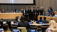 Boyband Korea Selatan, Bangtan Sonyeondan (BTS) berbicara dalam Sidang Umum Perserikatan Bangsa-Bangsa (PBB) di New York, Senin (24/9). Sidang tersebut dilaksanakan dalam rangka kemitraan baru UNICEF, ‘Generation Unlimited’. (AFP/Mark GARTEN)