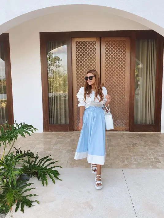 “Hai teman-teman, aku di sini bersama kabar buruk dan baik. Kabar buruknya, aku akan pamit dari semua akun media sosialku untuk beberapa hari ke depan dan akan ditangani oleh asistenku untuk berbagai unggahan yang harus dibagikan,” tulis Aurel. (Instagram/aurelie.hermansyah)