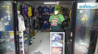 Penjualan jersey Persib Bandung mengalami penurunan seiring performa tim yang juga terpuruk pada Liga 1 2017. (Bola.com/Muhammad Ginanjar)