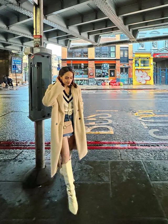 3 Gaya Layering Chic Cinta Laura Liburan di London, Koleksi Tasnya Tak Kalah Mencuri Atensi