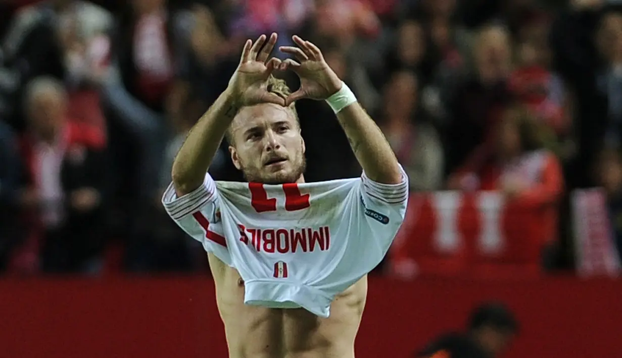 Ekspresi Ciro Immobile setelah mencetak gol ke gawang Real Madrid dalam laga La Liga Spanyol di Stadion Ramon Sanchez Pizjuan, Sevilla, Senin (9/11/2015) dini hari WIB. (AFP Photo/Cristina Quicler)
