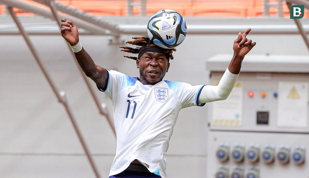 <p>Pemain Timnas Inggris U-17, Joel Ndala, mengontrol bola saat pertandingan babak 16 besar Piala Dunia U-17 2023 melawan Timnas Uzbekistan U-17&nbsp;yang berlangsung di Jakarta International Stadium, Jakarta, Rabu (22/11/2023). (Bola.com/Bagaskara Lazuardi)</p>