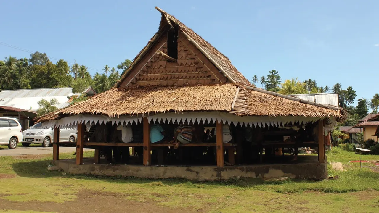 Rumah adat Desa Sasadu