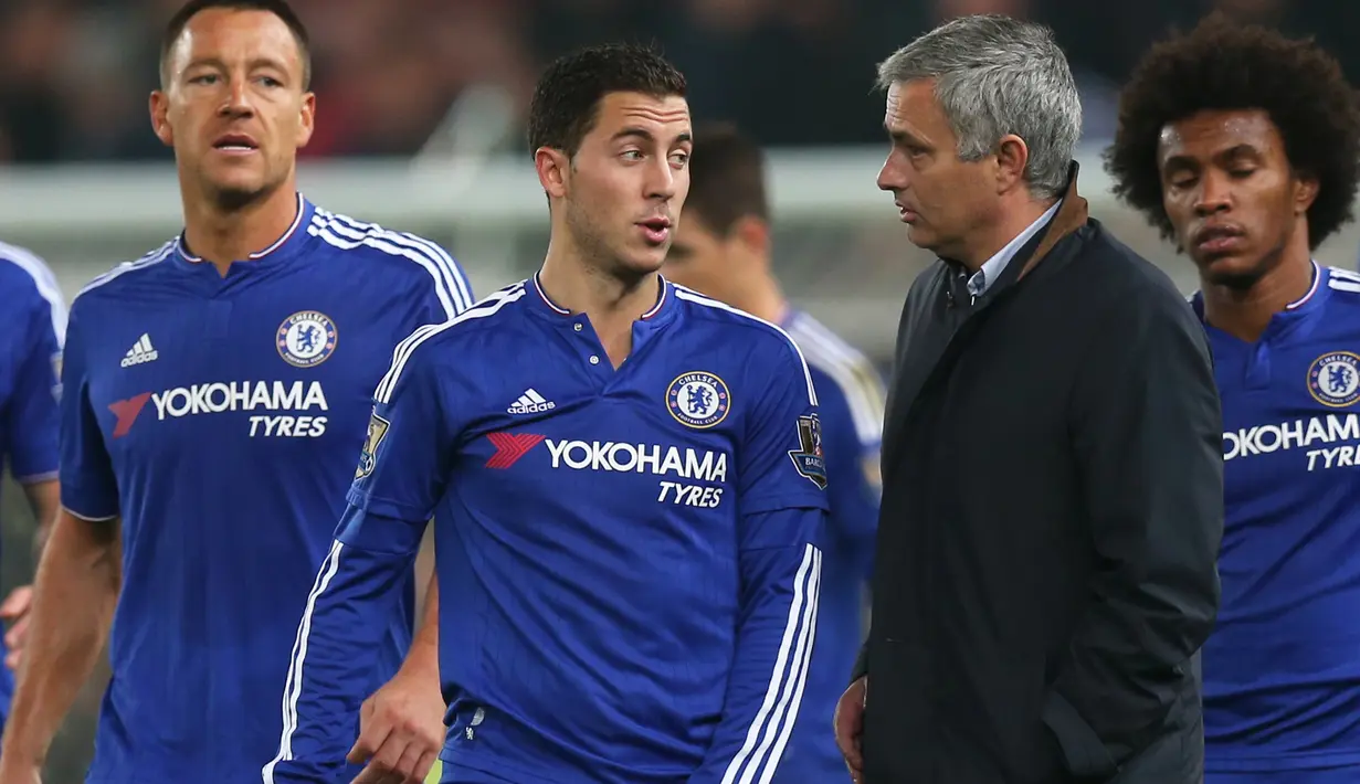 Jose Mourinho berbincang dengan Eden Hazard disela - sela babak tambahan pada pertandingan 16 besar Piala liga inggris di Britannia Stadium, Inggris, (27/19/2015). Hasil ini menambah panjang catatan buruk Chelsea akhir-akhir ini. (Reuters/Alex Morton)
