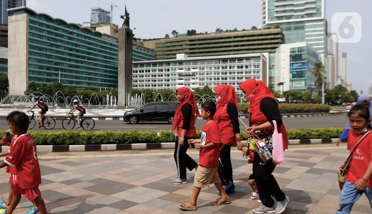 Warga beraktivitas saat penerapan PPKM level 1 di kawasan Jalan Sudirman - Thamrin, Jakarta, Minggu (7/11/2021). WHO melaporkan Indonesia nihil provinsi beresiko sedang dan tinggi Covid- 19. Akibatnya, antusiasme warga yang beraktivitas di luar ruangan meningkat. (Liputan6.com/Johan Tallo)