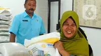 Presiden Joko Widodo atau Jokowi merilis program bansos beras atau Bantuan Pangan Cadangan Beras Pemerintah. (merdeka.com/Arie Basuki)