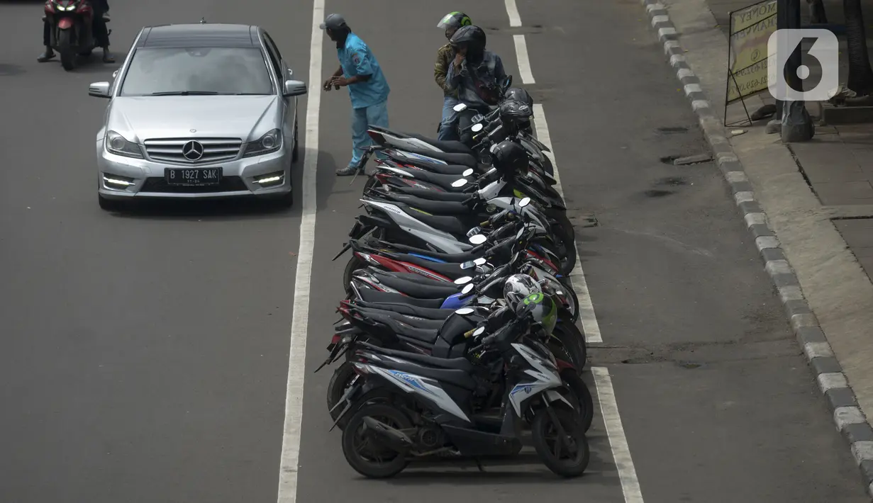 Sejumlah motor terparkir di kawasan Gajah Mada, Jakarta, Jumat, (7/2/2020). Pemerintah Provinsi DKI Jakarta menerapkan kebijakan parkir ganjil genap di Kawasan Hayam Wuruk dan Gajah Mada, Jakarta Pusat. Peraturan ini diberlakukan sejak Januari lalu. (merdeka.com/Imam Buhori)