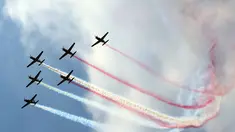 Jupiter Aerobatic Team (JAT) atau The Jupiters Tentara Nasional Indonesia (TNI) Angkatan Udara (AU) saat tampil memeriahkan Hari Ulang Tahun (HUT) ke-80 Kemerdekaan Republik Indonesia, Minggu (17/8/2025). (KapanLagi.com/Budy Santoso)