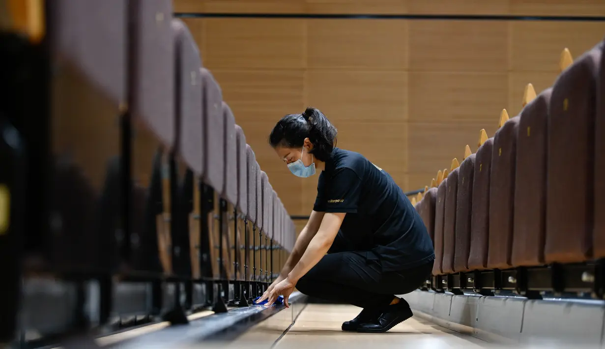Seorang staf mendisinfeksi lantai gedung Tianjin Grand Theater di Tianjin, China utara, pada 28 Juli 2020. Gedung pertunjukan teater itu telah memulai proses disinfeksi menyeluruh selama sepekan sejak Senin (27/7) sebelum dibuka kembali untuk pengunjung. (Xinhua/Sun Fanyue)