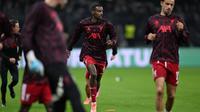 Momen Aleksandr Isak lakukan pemanasan di laga Liverpool kontra Frankfurt pada ajang Liga Champions 2025/2026. (Kirill KUDRYAVTSEV / AFP)