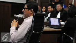 Ahli Patologi Forensik RSCM, Djaja Surya Atmadja memberikan kesaksian di sidang lanjutan kasus pembunuhan Wayan Mirna Salihin, Jakarta, Rabu (7/9). Menurut Djaya sianida ada di lambung setiap orang. (Liputan6.com/Helmi Afandi) 